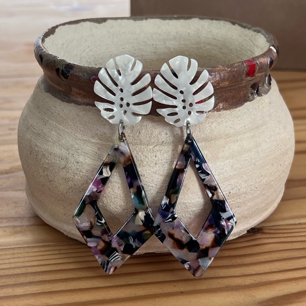 Tropical leaf earrings. Approx 4inches long 
Bought brand new and never used!